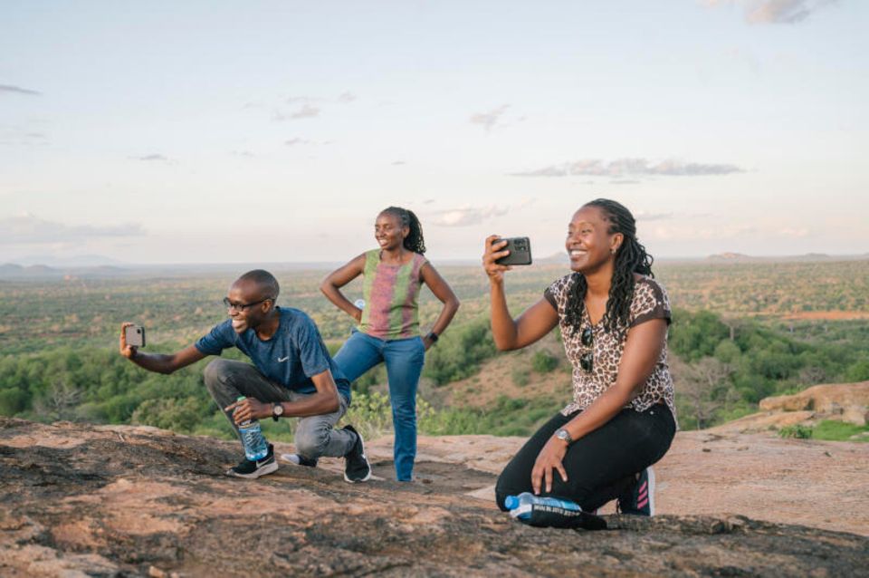Staunen und fotografieren: Kenianische Touristen auf einem der Granitfelsen in der Nähe von Kinakoni