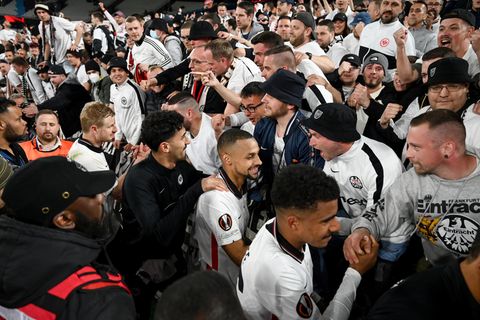 Frankfurter Profis klatschen nach dem Sieg gegen West Ham United im Olympia-Stadion in London ihre Fans ab
