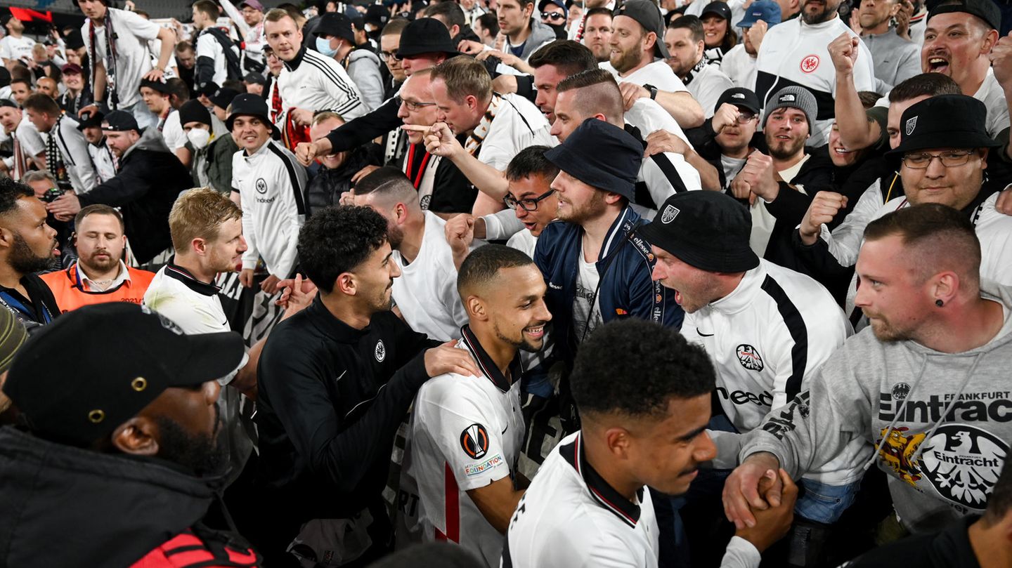 Frankfurter Profis klatschen nach dem Sieg gegen West Ham United im Olympia-Stadion in London ihre Fans ab