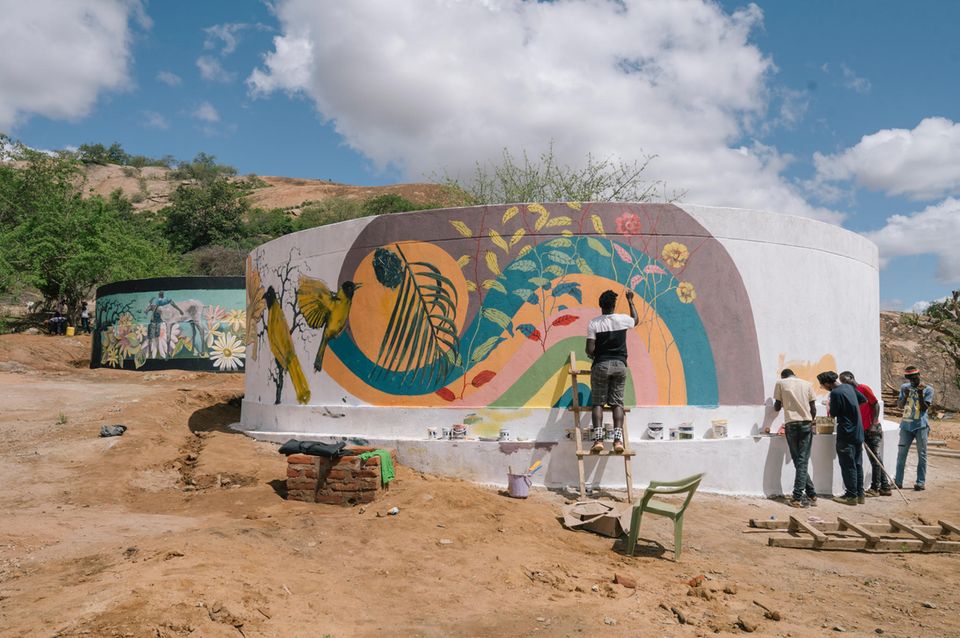 Projektdorf von stern und Welthungerhilfe: Coster Ojwang bei der Gestaltung der Tanks, Dorfbewohner helfen ihm dabei Coster Ojwang bei der Gestaltung der Tanks, Dorfbewohner helfen ihm dabei