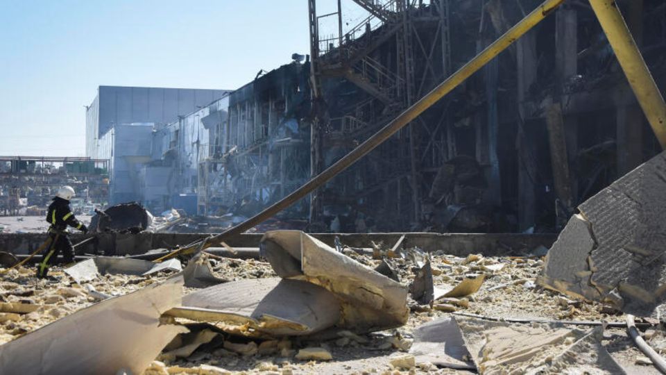In der Stadt Odessa in der Ukraine geht ein Feuerwehrmann an einem zerstörten Haus vorbei