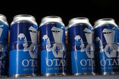 Bierdosen der Olaf Brewing Company der Marke "Otan" (Nato)
