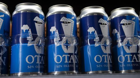 Bierdosen der Olaf Brewing Company der Marke "Otan" (Nato)