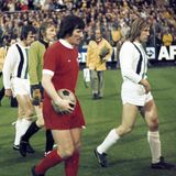 1972/73: Der Sieger wird noch in Hin- und Rückspiel ermittelt. Borussia Mönchengladbach scheitert nach einem 0:3 beim FC Liverpool am Ende knapp. In der Zweitauflage führt Günter Netzer (re.) die Mannschaft mit grimmiger Miene auf den Rasen und Jupp Heynckes (2.v.li.) schürt mit einem frühen Doppelpack Hoffnungen, doch mehr als das 2:0 gelingt nicht.