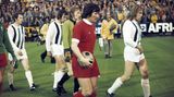 1972/73: Der Sieger wird noch in Hin- und Rückspiel ermittelt. Borussia Mönchengladbach scheitert nach einem 0:3 beim FC Liverpool am Ende knapp. In der Zweitauflage führt Günter Netzer (re.) die Mannschaft mit grimmiger Miene auf den Rasen und Jupp Heynckes (2.v.li.) schürt mit einem frühen Doppelpack Hoffnungen, doch mehr als das 2:0 gelingt nicht.