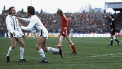 1974/75: Im zweiten Anlauf macht es die Borussia gegen den FC Twente Enschede besser. Nach der torlosen Erstauflage spielt sich die Fohlen-Elf von Trainer Hennes Weisweiler beim 5:1 im Rückspiel in einen Rausch. Jupp Heynckes (2.v.l.) trifft dreimal, Allan Simonsen (l.) doppelt.