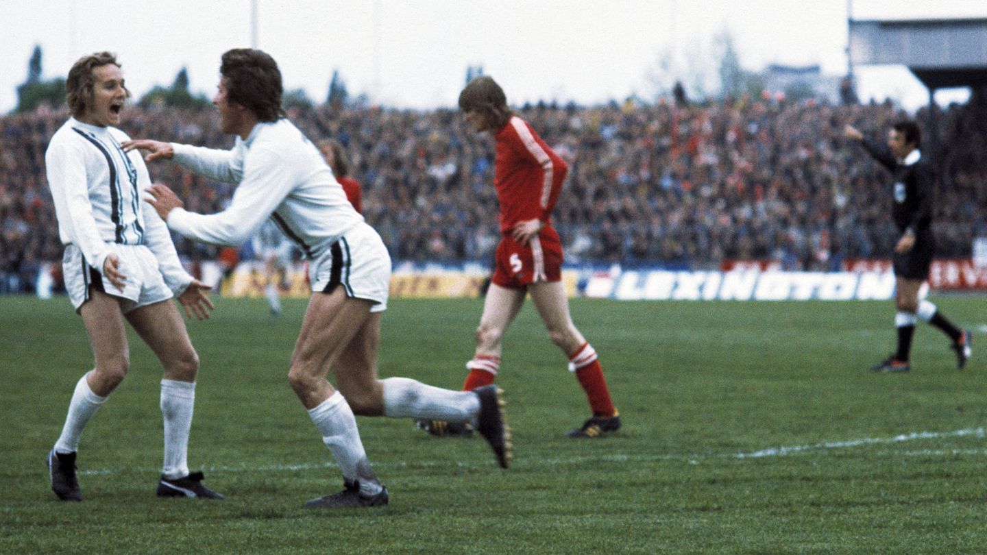 Europa-League-Finale: 1974/75: Im zweiten Anlauf macht es die Borussia gegen den FC Twente Enschede besser. Nach der torlosen Erstauflage spielt sich die Fohlen-Elf von Trainer Hennes Weisweiler beim 5:1 im Rückspiel in einen Rausch. Jupp Heynckes (2.v.l.) trifft dreimal, Allan Simonsen (l.) doppelt. 1974/75: Im zweiten Anlauf macht es die Borussia gegen den FC Twente Enschede besser. Nach der torlosen Erstauflage spielt sich die Fohlen-Elf von Trainer Hennes Weisweiler beim 5:1 im Rückspiel in einen Rausch. Jupp Heynckes (2.v.l.) trifft dreimal, Allan Simonsen (l.) doppelt.