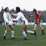 1974/75: Im zweiten Anlauf macht es die Borussia gegen den FC Twente Enschede besser. Nach der torlosen Erstauflage spielt sich die Fohlen-Elf von Trainer Hennes Weisweiler beim 5:1 im Rückspiel in einen Rausch. Jupp Heynckes (2.v.l.) trifft dreimal, Allan Simonsen (l.) doppelt.