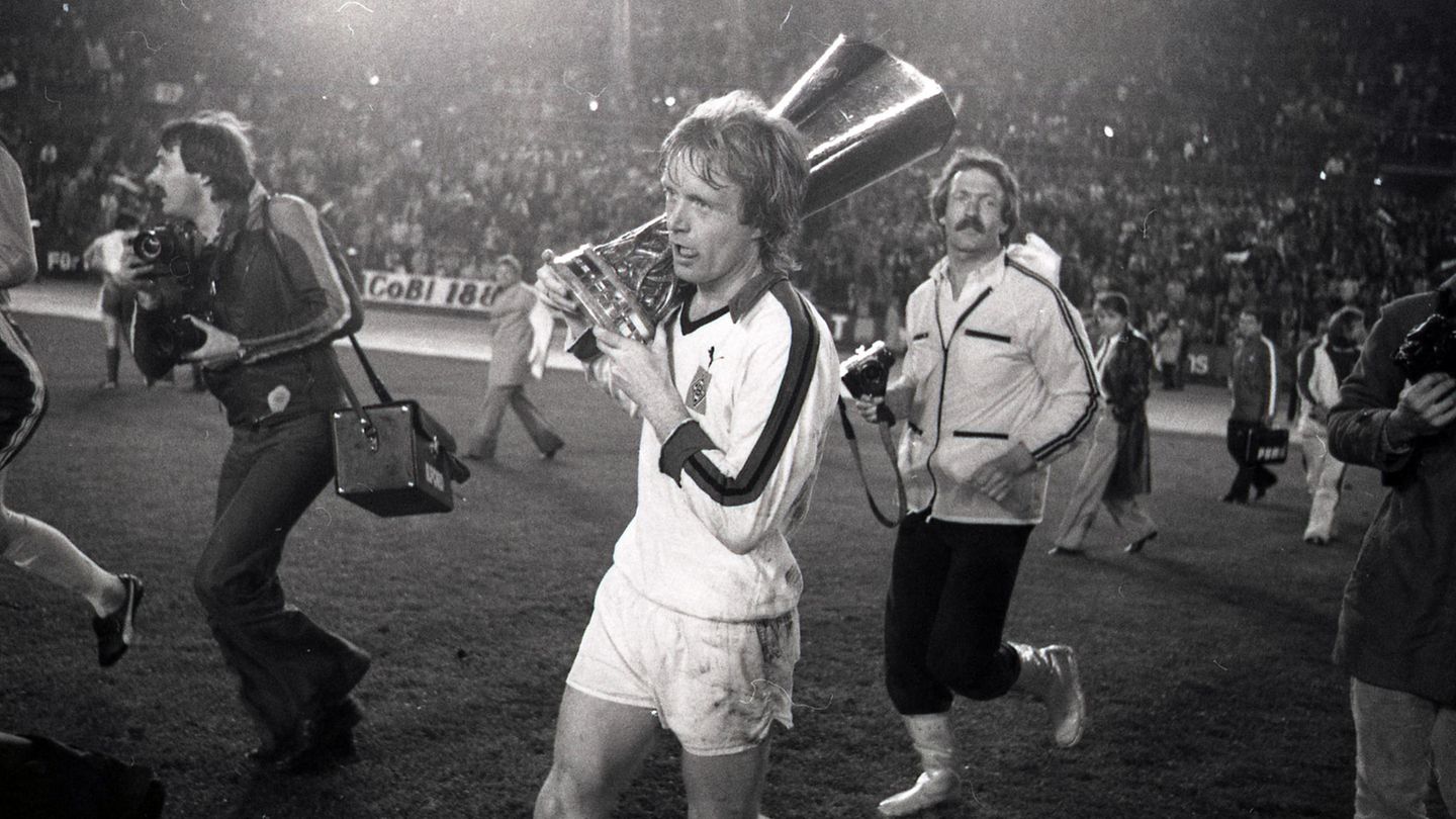 1978/79: Wieder bejubelt Mönchengladbach den Cup-Gewinn. Im Bild trägt Winnie Schäfer den schicken Pokal, der viel eleganter ist als der Henkelpott der Champions League. Allan Simonsen trifft vor 45.000 Fans in Düsseldorf per Foulelfmeter zum 1:0 gegen Roter Stern Belgrad. Das reicht der Borussia nach dem 1:1 im Hinspiel zum zweiten Triumph. 