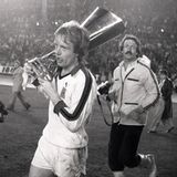 1978/79: Wieder bejubelt Mönchengladbach den Cup-Gewinn. Im Bild trägt Winnie Schäfer den schicken Pokal, der viel eleganter ist als der Henkelpott der Champions League. Allan Simonsen trifft vor 45.000 Fans in Düsseldorf per Foulelfmeter zum 1:0 gegen Roter Stern Belgrad. Das reicht der Borussia nach dem 1:1 im Hinspiel zum zweiten Triumph. 