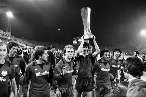 1979/80: Zum ersten und bislang einzigen Mal gibt es ein deutsches Finale. Im Duell zwischen Eintracht Frankfurt und Borussia Mönchengladbach entscheidet am Ende die Auswärtstorregel zu Gunsten der Hessen. Nach einem 2:3 in der Fremde heißt es im Rückspiel 1:0. Hier stemmt Bruno Pezzey den Pokal in die Höhe.