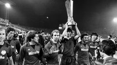 1979/80: Zum ersten und bislang einzigen Mal gibt es ein deutsches Finale. Im Duell zwischen Eintracht Frankfurt und Borussia Mönchengladbach entscheidet am Ende die Auswärtstorregel zu Gunsten der Hessen. Nach einem 2:3 in der Fremde heißt es im Rückspiel 1:0. Hier stemmt Bruno Pezzey den Pokal in die Höhe.