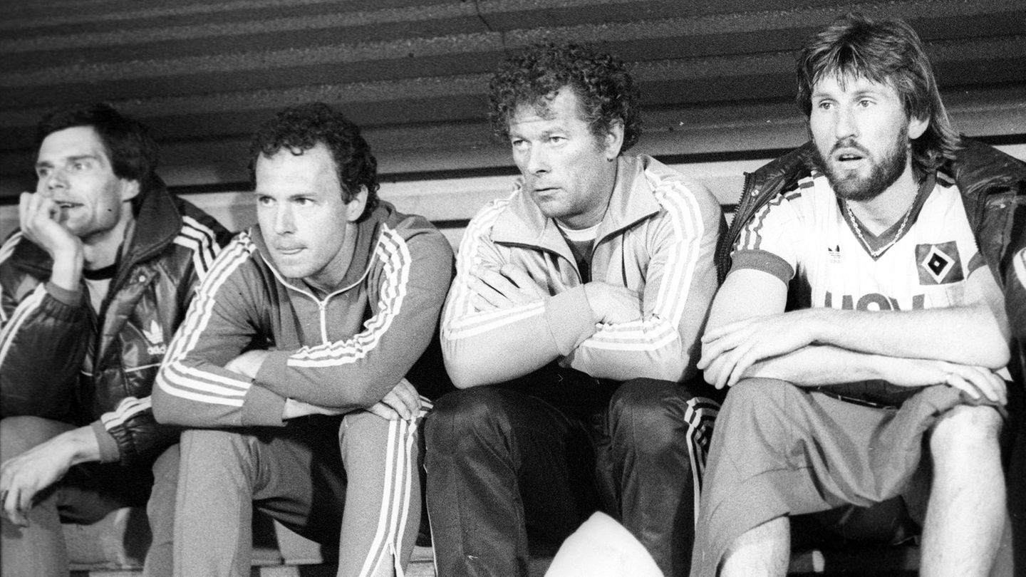 1981/82: Gegen IFK Göteborg ist der Hamburger SV Favorit - doch statt des erhofften Erfolges gibt es eine große Enttäuschung. Nach dem 0:1 in Göteborg verlieren die Hamburger das Rückspiel vor heimischer Kulisse mit 0:3. Im Bild (v.l.n.r.): Jupp Koitka, Franz Beckenbauer, Masseur Rieger und Manfred Kaltz. 