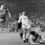 1985/86: Für den 1. FC Köln platzt der Traum vom Uefa-Pokal-Sieg schon im Hinspiel. Mit 1:5 geht der Bundesligist bei Real Madrid unter. Das einzige Kölner Tor erzielte Klaus Allofs (l., Bild). Das 2:0 im Rückspiel in Berlin - das Kölner Stadion ist wegen vorheriger Fanausschreitungen gesperrt - ist zumindest eine Rehabilitierung.