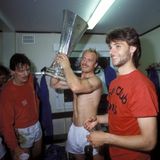1987/88: Bayer Leverkusen sieht nach dem 0:3 bei Espanyol Barcelona schon wie der Verlierer aus. Doch im Rückspiel gleichen Tita, Götz und Cha aus. Im Elfmeterschießen versagen den Spaniern die Nerven - gleich drei Schützen vergeben. So jubelt am Ende die Werkself, hier mit Pierre de Keyser, Klaus Täuber mit dem Pott in den Händen, Erich Seckler und Falko Götz im Espanyol-Trikot in der Kabine.