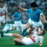1988/89: In den beiden Duellen mit dem SSC Neapel um Jahrhundert-Fußballer Diego Maradona (im Duell mit dem Stuttgarter Nils Schmäler) zieht der VfB Stuttgart den Kürzeren. Nach dem 1:2 im Hinspiel reicht es in Stuttgart für Klinsmann & Co. nur zu einem 3:3.