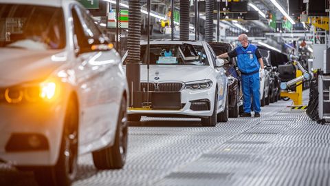 Autos stehen auf einem Band im BMW-Werk Dingolfing