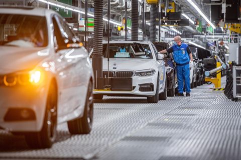 Autos stehen auf einem Band im BMW-Werk Dingolfing