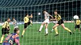 1992/93: Das Starensemble von Juventus Turin ist für Borussia Dortmund und Stefan Klos im Tor der Borussen (vorne links im Bild) mehr als eine Nummer zu groß. Zu Hause verliert der BVB mit 1:3, in Turin mit 0:3. Vier Jahre später nimmt Dortmund im Finale der Champions League süße Rache.