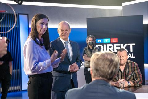 Moderatorin Pinar Atalay und Bundeskanzler Olaf Scholz