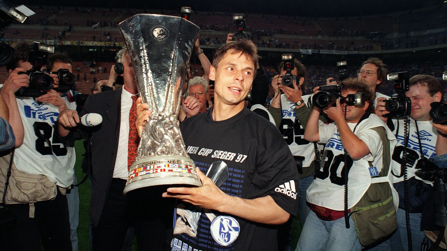 1996/97: Zum letzten Mal wird der Sieger in Hin- und Rückspiel ermittelt. Die Eurofighter von Schalke 04 triumphieren gegen Inter Mailand nach einem 1:0 und 0:1 im Elfmeterschießen mit 4:1. Anderbrügge, Thon (im Bild), Max und Wilmots treffen vom Punkt.