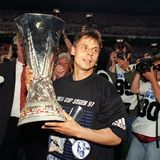1996/97: Zum letzten Mal wird der Sieger in Hin- und Rückspiel ermittelt. Die Eurofighter von Schalke 04 triumphieren gegen Inter Mailand nach einem 1:0 und 0:1 im Elfmeterschießen mit 4:1. Anderbrügge, Thon (im Bild), Max und Wilmots treffen vom Punkt.
