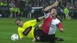 2001/02: Borussia Dortmund schafft es wieder nicht. Gegen Feyenoord Rotterdam verliert der BVB in Unterzahl mit 2:3. Jürgen Kohler sieht nach einer halben Stunde wegen einer Notbremse (im Bild) die Rote Karte. Die Treffer von Amoroso und Koller haben nur statistischen Wert.