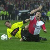 2001/02: Borussia Dortmund schafft es wieder nicht. Gegen Feyenoord Rotterdam verliert der BVB in Unterzahl mit 2:3. Jürgen Kohler sieht nach einer halben Stunde wegen einer Notbremse (im Bild) die Rote Karte. Die Treffer von Amoroso und Koller haben nur statistischen Wert.