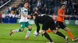 2008/09: Ohne den gesperrten Regisseur Diego und den verletzten Abwehrchef Per Mertesacker verliert Werder Bremen das Endspiel gegen Schachtjor Donezk mit 1:2 nach Verlängerung. Das Tor von Naldo ist im Finale von Istanbul zu wenig. Im Bild: Der 20-jährige Mesut Özil im Werder-Trikot (li.).