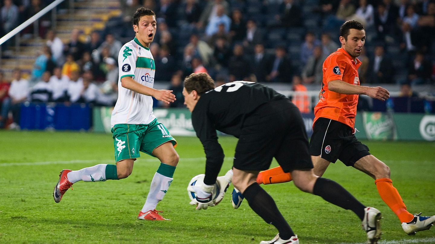 Europa-League-Finale: 2008/09: Ohne den gesperrten Regisseur Diego und den verletzten Abwehrchef Per Mertesacker verliert Werder Bremen das Endspiel gegen Schachtjor Donezk mit 1:2 nach Verlängerung. Das Tor von Naldo ist im Finale von Istanbul zu wenig. Im Bild: Der 20-jährige Mesut Özil im Werder-Trikot (li.). 2008/09: Ohne den gesperrten Regisseur Diego und den verletzten Abwehrchef Per Mertesacker verliert Werder Bremen das Endspiel gegen Schachtjor Donezk mit 1:2 nach Verlängerung. Das Tor von Naldo ist im Finale von Istanbul zu wenig. Im Bild: Der 20-jährige Mesut Özil im Werder-Trikot (li.).
