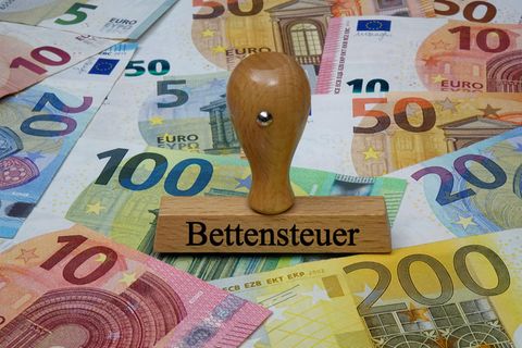 Laut Bundesverfassungsgericht dürfen Städte auf Übernachtungen in Hotels und ähnlichen Unterkünften Steuern erheben, auch bei einem beruflich bedingten Aufenthalt.