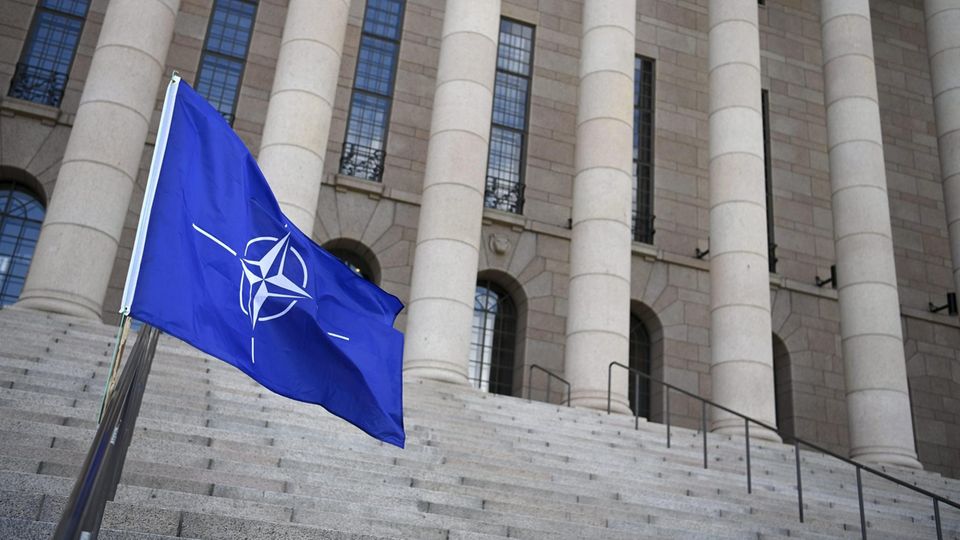 Eine Nato-Flagge weht bei einer Pro-Nato-Demonstration vor dem Parlamentsgebäude in Helsinki