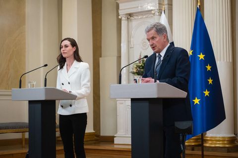 Finnlands Regierungschefin Sanna Marin (l) und Präsident Sauli Niinistö