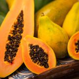 Papayas in einem Korb