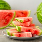 Wassermelonen auf einem Teller aufgeschnitten