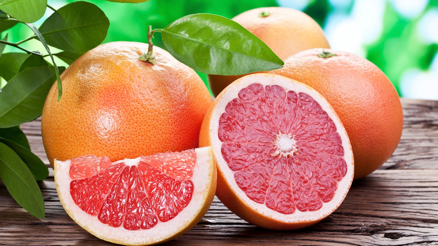 Grapefruites auf einem Holztisch