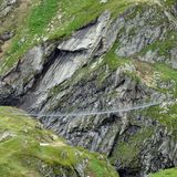 Vom Pass lässt sich mit einer knappen Stunde Abstieg und kurzem Aufstieg die Terrihütte des Schweizer Alpen-Clubs erreichen. 2018 hat der Bau der Punt la Greina, einer 65 Meter langen Hängebrücke,  den Weg sicherer gemacht. Unter der luftigen Stahlkonstruktion rauscht der Fluss Rein da Sumvitg in 40 Metern Tiefe dahin.