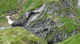 Vom Pass lässt sich mit einer knappen Stunde Abstieg und kurzem Aufstieg die Terrihütte des Schweizer Alpen-Clubs erreichen. 2018 hat der Bau der Punt la Greina, einer 65 Meter langen Hängebrücke,  den Weg sicherer gemacht. Unter der luftigen Stahlkonstruktion rauscht der Fluss Rein da Sumvitg in 40 Metern Tiefe dahin.