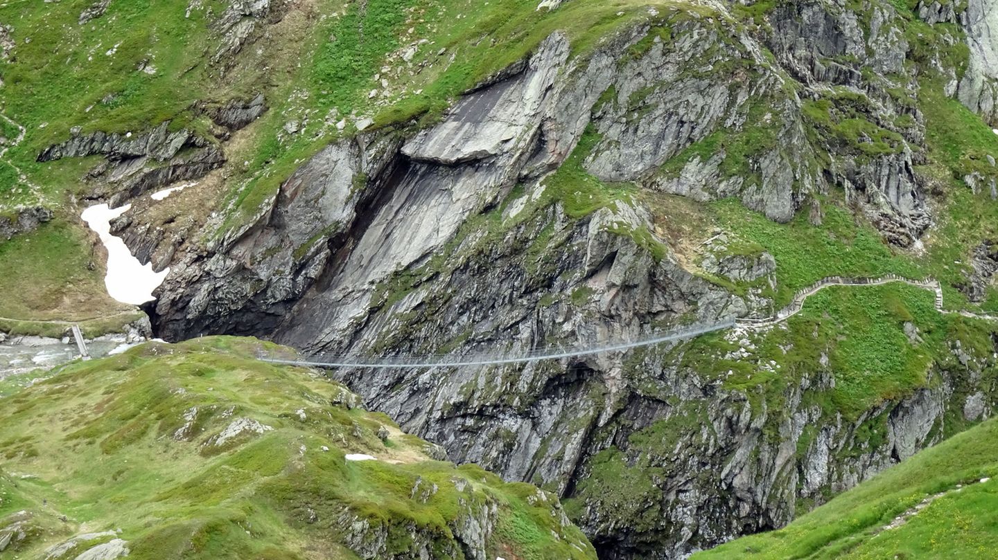 Vom Pass lässt sich mit einer knappen Stunde Abstieg und kurzem Aufstieg die Terrihütte des Schweizer Alpen-Clubs erreichen. 2018 hat der Bau der Punt la Greina, einer 65 Meter langen Hängebrücke,  den Weg sicherer gemacht. Unter der luftigen Stahlkonstruktion rauscht der Fluss Rein da Sumvitg in 40 Metern Tiefe dahin.