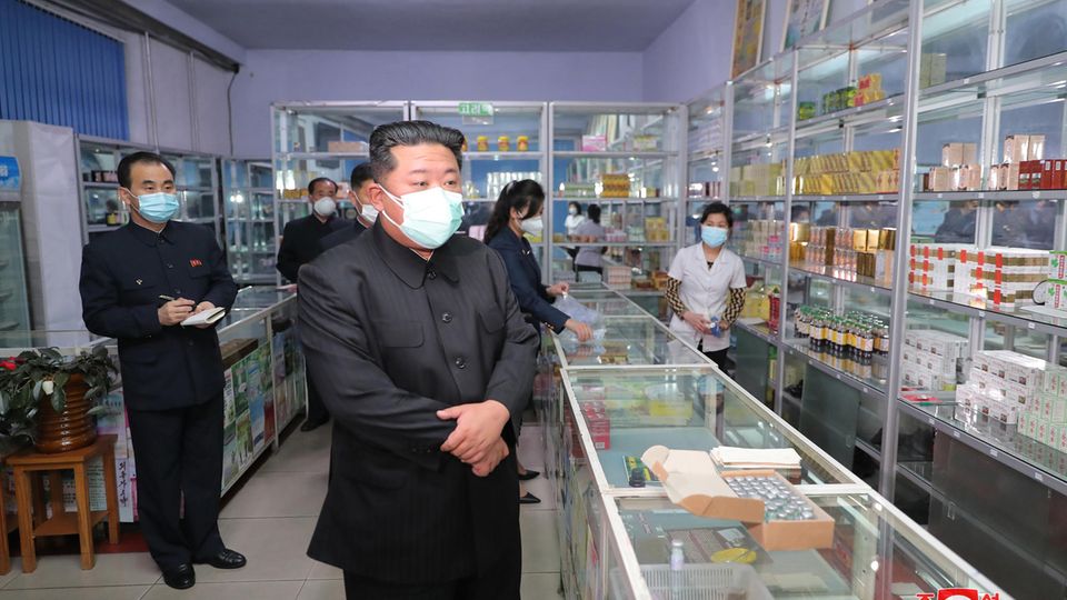 Kim Jong Un besichtigt eine Apotheke in Pjöngjang