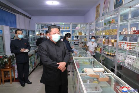 Kim Jong Un besichtigt eine Apotheke in Pjöngjang