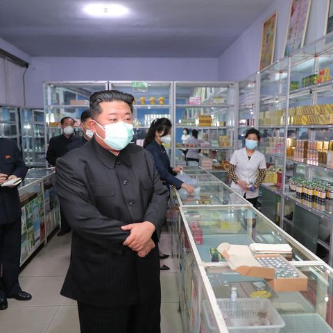 Kim Jong Un besichtigt eine Apotheke in Pjöngjang