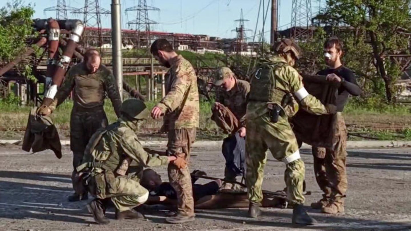 Mariupol: Last Ukrainian fighters leave Asvostal steel plant (video)