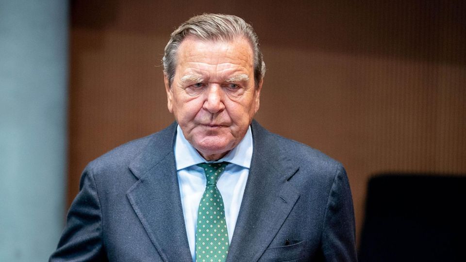 Gerhard Schröder mit ernstem Gesicht