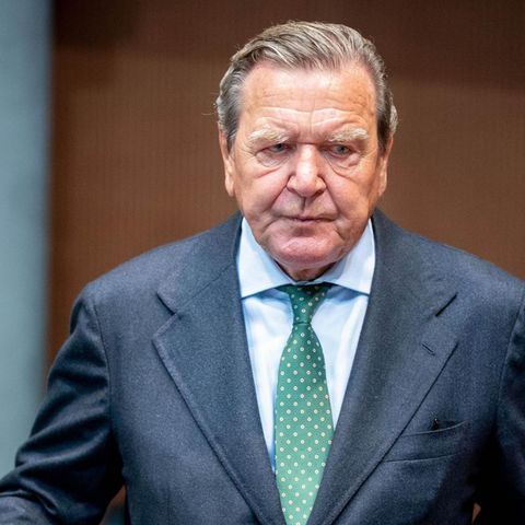 Gerhard Schröder mit ernstem Gesicht