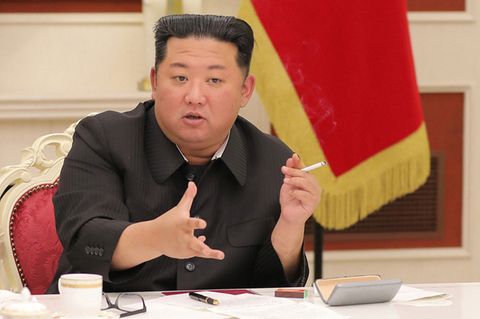 Kim Jong Un mit Zigarette in der Hand