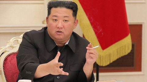 Kim Jong Un mit Zigarette in der Hand