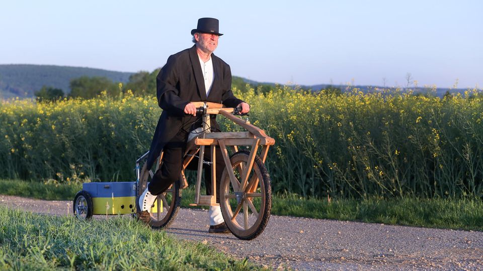 Klaus Weigand fährt am Morgen mit seinem Laufrad auf einem Weg entlang
