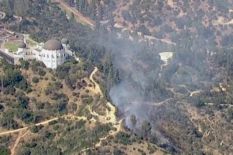 Video: Planetarium evakuiert: Feuer in der Nähe des Griffith Observatory