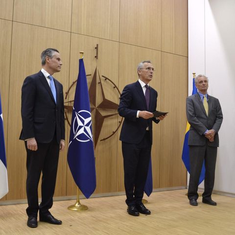 Klaus Korhonen (l) und Axel Wernhoff (r) überreichen Jens Stoltenberg die Anträge ihrer Länder auf die Nato-Mitgliedschaft